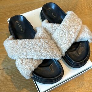 Alohas Shearling Crossover Slides / Cloud Shearling Slippers